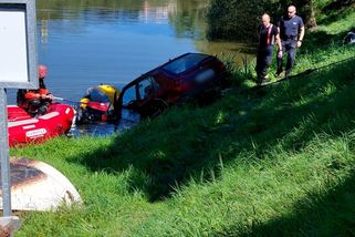 Táborský hasič v trenkách a bez výstroje vytáhl řidiče z potopeného auta - Novinky